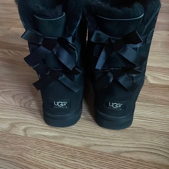 Bailey Bow Uggs - Picture 1 of 4